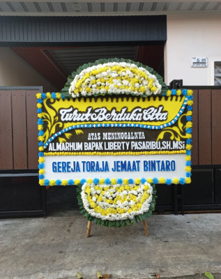 Papan Bunga Duka di Taniwel Timur