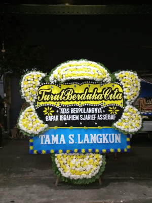 Papan Bunga Duka di Taniwel Timur